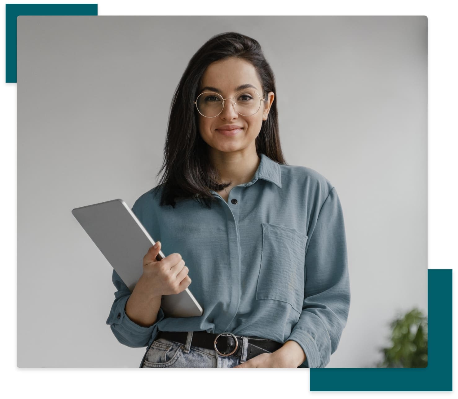 ITSM Mulher de óculos segurando tablet olhando para a frente